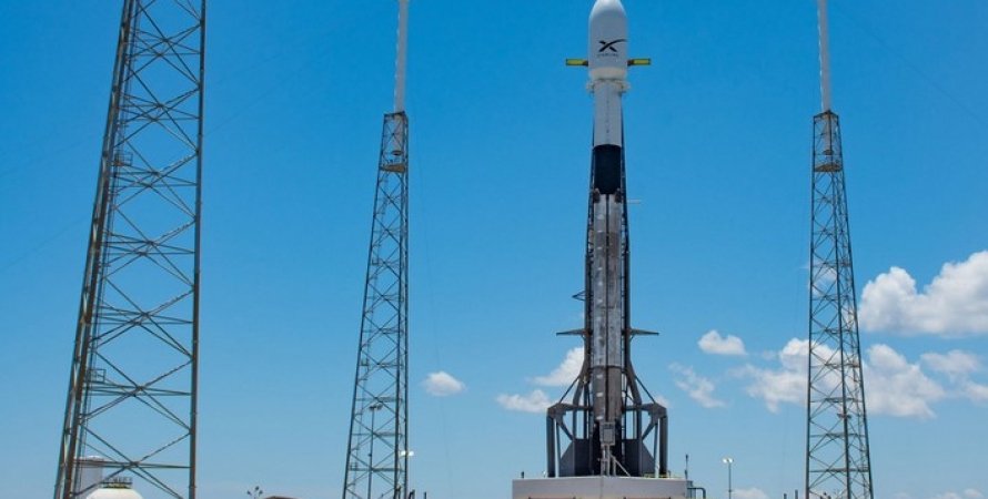 Ракета Falcon 9 на старті